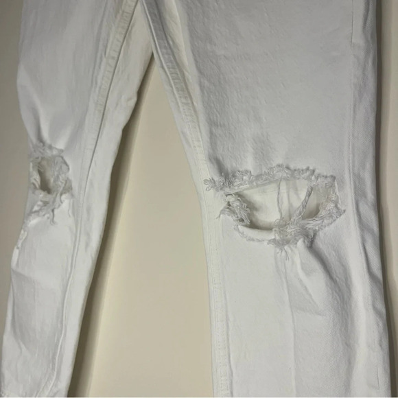 A+F Mom The Mom High Rise Curve Love White Distressed Cropped Jeans - Picture 6 of 14